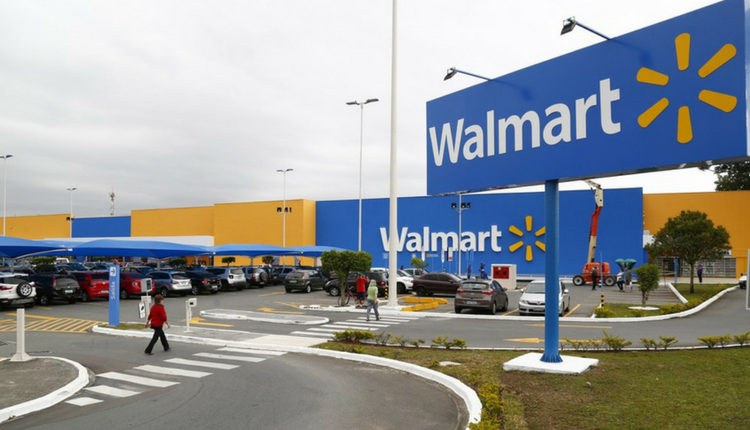 Em teste, Walmart elimina caixas em loja para reduzir interações